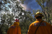 Bomberos trabajan en la extinción de un fuego en Nueva Gales del Sur, en Australia.-EFE