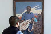 El joven venezolano observa un cuadro de un exiliado abandonando su tierra.-PABLO REQUEJO (PHOTOGENIC)