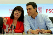 La presidenta del PSOE, Cristina Narbona, y el secretario general, Pedro Sánchez, este lunes en la sede del partido.-JUAN MANUEL PRATS