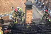 Bomberos de Soria apagando el fuego del desván.-HDS