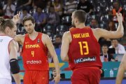 Pau Gasol saluda tras conseguir el triple que le convierte en máximo anotador de los Europeos-JUAN CARLOS HIDALGO