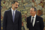 Joan Baldoví saluda al Rey durante su audiencia en el palacio de la Zarzuela.-EFE / POOL