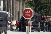 Fuerzas de seguridad tunecinas evacúan a niños y adultos tras el asalto yihadista en el Museo del Bardo, el miércoles en Túnez.-Foto: AP / ALI BEN SALAH