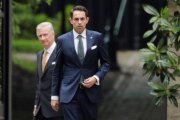 El rey Felipe de Bélgica, en segundo plano, tras recibir al presidente del partido de extrema derecha Vlaams Belang, Tom Van Grieken, en primer plano de la foto.-EFE / OLIVIER HOSLET