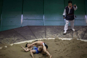 Dos combatientes de ssireum, la lucha tradicional coreana.-AFP