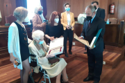 José Antonio de Miguel entrega la placa conmemorativa a Resurrección Asenjo.- HDS