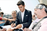 Morata firma autógrafos a los aficionados de la Juventus en Turín.-EFE / ALESSANDRO DI MARCO