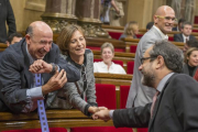 Antonio Baños estrecha la mano a Carme Forcadell, en el pleno de constitución del Parlament, ayer.-FERRAN SENDRA