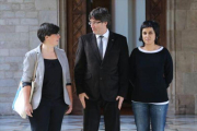 El president Carles Puigdemont y las diputadas de la CUP Mireia Boya y Anna Gabriel, en febrero.-RUBÉN MORENO