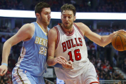 Pau Gasol avanza con el balón ante Jusuf Nurkic, el el partido los Bulls y los Nuggets han disputado en Chicago.-Foto: EFE / KAMIL KRZACZYNSKI