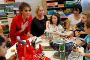 Melania Trump, con los niños de un hospital de París.-REUTERS / PHILIPPE WOJAZER
