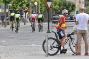 Varios ciclistas entrenando ayer por las calles de Soria.-VALENTÍN GUISANDE