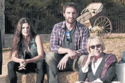 Los intérpretes Clara Lago, Dani Rovira y Rosa Maria Sardà, en el 'set' de rodaje de la película.-
