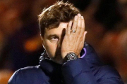 Pochettino da instrucciones a Kane en un partido del Tottenham .-AFP