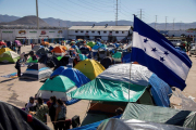 Vista general  del albergue El Barretal  donde fueron reubicados unos dos mil ciudadanos centroamericanos de la caravana de migrantes  en la ciudad de Tijuana  Mexico   Actualmente se encuentran 2 385 centroamericanos en un segundo albergue habilitado en-ALONSO ROCHÍN /EFE
