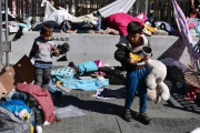Unos niños buscan sus juguetes en la plaza Victoria de Atenas antes de ser trasladados a las instalaciones olímpicas.-AFP / LOUISA GOULIAMAKI