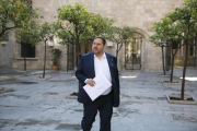 El vicepresidente Oriol Junqueras se dirige a la reunión del Govern, ayer.-JOAN CORTADELLAS