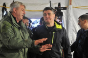 El primer ministro croata, Zoran Milanovic, en el centro, durante su visita al campo de refugiados de Opatovac.-AFP/ELVIS BARUKCIC