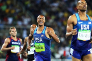 Ashton Eaton finaliza los 1.500 metros, última prueba de su triunfal decatlón.-EFE / SRDJAN SUKI
