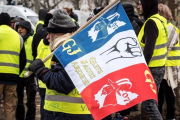 Miembros del movimiento frances contestatario de los  chalecos amarillos  se manifiestan en Valence.-EFE Arnold Jerocki / EPA