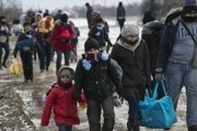 Familias de refugiados, muchos procedentes de Oriente Próximo, llegan a pie a Serbia, para continuar su viaje hacia Europa occidental, este lunes.-AP / VISAR KRYEZIU