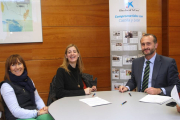De I a D; La representante de la Asociación de Mediación Intercultural (Asomi), Carmen Hingelmo; la representante de la Asociación de Payas y Gitanas (ROMÍ), Marta Zapatero y el director del área de negocio de la Caixa Palencia, José Manuel Padra-Ical