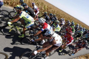 El pelotón de la Vuelta, en su última edición.-EFE / JAVIER LIZÓN