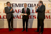 El presidente de la Asociación Española contra el Cáncer de León, flanqueado por José Luis Ulibarrio y Juan Vicente Herrera, tras recibir el premio de ‘Diario de León’ a los Valores Humanos.-Ramiro