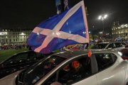 Partidarios de la independencia agitan una bandera de Escocia en el centro de Glasgow.-Foto: REUTERS / CATHAL MCNAUGHTON