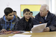 El ministro español de Asuntos Exteriores, José Manuel García-Margallo, conversa con los alumnos de una escuela de Gaza que ha visitado.-Foto: ZIPI/ EFE