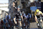 Elia Viviani (Sky) se proclama vencedor de la segunda etapa del Giro, en Génova.-Foto:   REUTERS / LAPRESSE / FABIO FERRARI