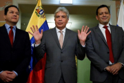 Zerpa (derecha), el ministro de Agricultura venezolano, Wilmar Castro Soteldo (centro) y el embajador en Rusia, Carlos Faría, el 15 de noviembre en Moscú.-EFE / MAXIM SHIPENKOV