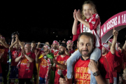 Pablo Machín celebrando el domingo el ascenso a Primera en Montilivi con una de sus hijas a hombros.-El Punt