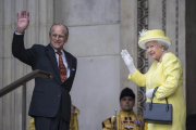 El príncipe Felipe y la reina Isabel II de Inglaterra a su llegada a la catedral de San Pablo.-EFE