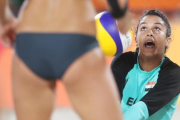 Imagen del partido Egipto-Alemania de voley playa en Copacabana.-AP / DAVID JOSEK
