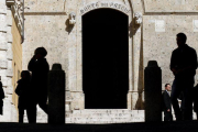 Entrada principal de la sede dentral del banco Monte Paschi di Siena, en Siena.-MAX ROSSI / REUTERS