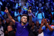 Tsonga celebra con el público francés el triunfo sobre Darcis.-REUTERS / YVES HERMAN