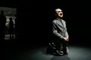 'Él', la estatua de Hitler de Cattelan que se ha vendido por 15 millones.-