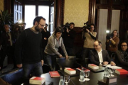 Benet Salellas y Anna Gabriel (CUP) y Jordi Turull y Marta Rovira (Junts pel Sí), en la reunión de la Junta de Portavoces del Parlament, ayer.-ALBERT BERTRAN