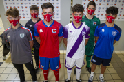 Jugadores de las categorías inferiores realizaron las veces de modelos para presentar las equipaciones para la temporada 2021-2022. MARIO TEJEDOR