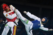 Eva Calvo esquiva un golpe de la galesa Jade Jones, en el combate por el oro-KIRILL KUDRYAVTSEV / AFP