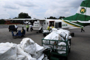 Los deshechos del Everest son transladados en aviones a plantas de tratamiento de basura.-AFP