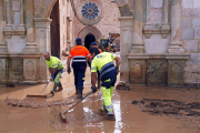 Trabajadores limpiando el monasterio de Santa María de Huerta-MARIO TEJEDOR