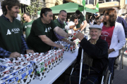 Reparto de leche ayer en Mariano Granados.-VALENTÍN GUISANDE