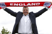 Sam Allardyce extiende una bufanda para los fotógrafos, este lunes en el St.George's Park de Burton Upon Trent.-REUTERS / ANDREW COULDRIDGE