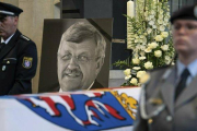 Un guarda de honor junto a la foto del político alemán asesinado Walter Lübcke durante el funeral en la iglesia de St. Martin en Kassel.-AP