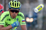 Alberto Contador se desprende de un botellín, durante la París-Niza.-AFP / KENZO TRIBOUILLARD