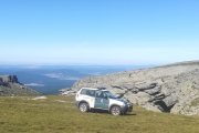 Vehículo de la Guardia Civil en una zona escarpada de Soria. HDS