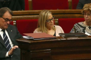 De izquierda a derecha, el 'president' Mas, la exvicepresidenta Joana Ortega y la 'consellera' d'Ensenyament, Irene Rigau, en una sesión del Parlament de noviembre del 2014.-EFE
