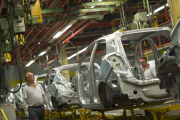 Dos operarios en una imagen de archivo en la fábrica de General Motors España en Figueruelas (Zaragoza)-TONI GALÁN (EFE)